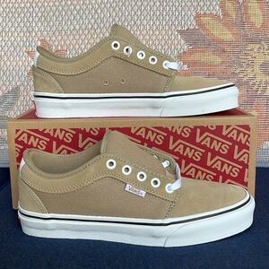 Vans WMNS Chukka Low
Incense/White
VN0A5HEX3BW
Sneakers